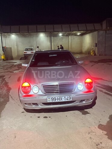Mercedes E 270-1