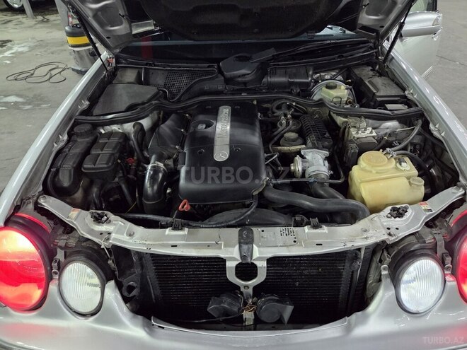 Mercedes E 270-11