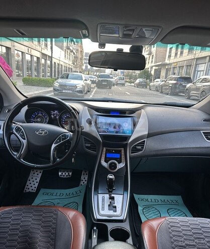 Hyundai Elantra-8