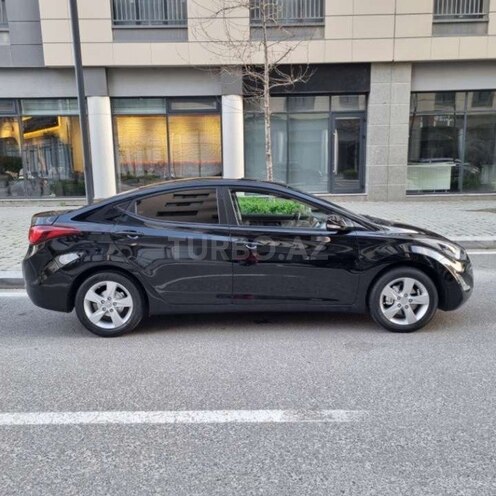 Hyundai Elantra-12