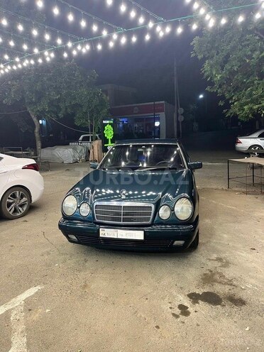 Mercedes E 240-1