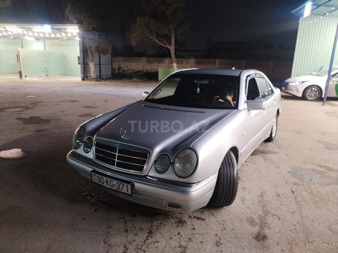 Mercedes E 220-1