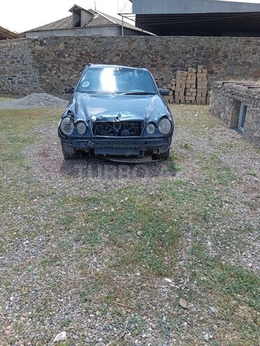 Mercedes E 230-1