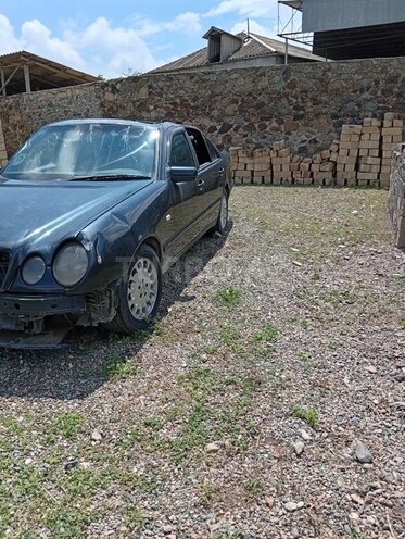 Mercedes E 230-2