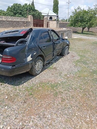 Mercedes E 230-4