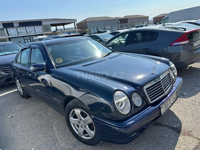 Mercedes E 200-1