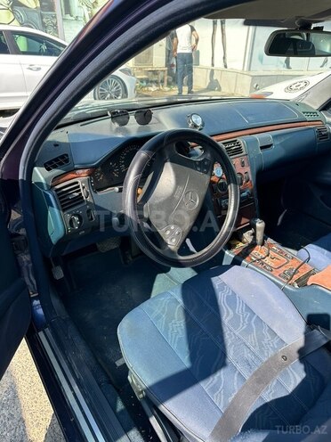 Mercedes E 200-2