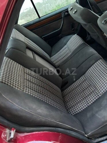 Mercedes 250 D-11