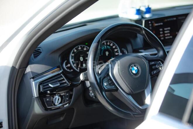 BMW 530e-16