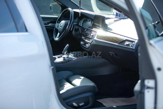 BMW 530e-12