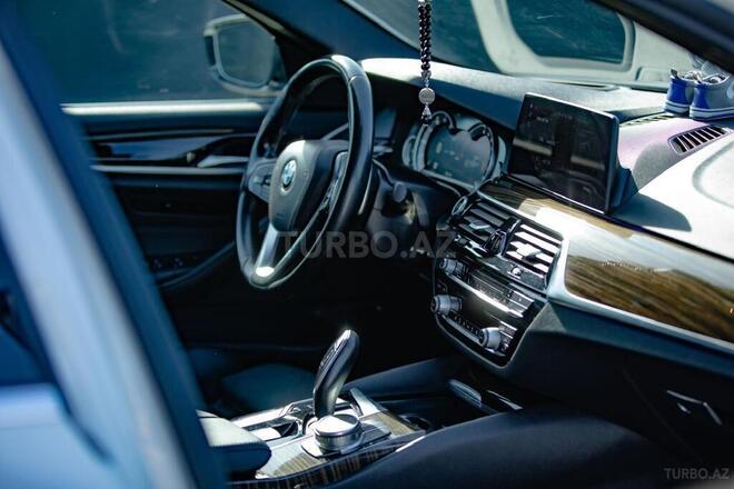 BMW 530e-13