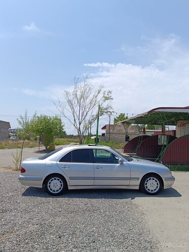 Mercedes E 240-4