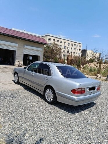 Mercedes E 240-3
