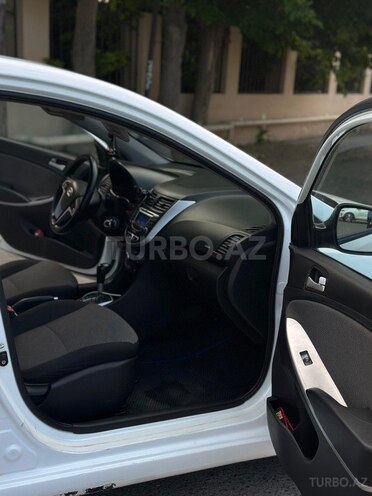 Hyundai Accent-11