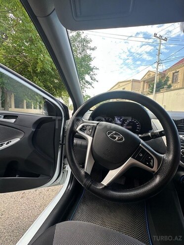 Hyundai Accent-12