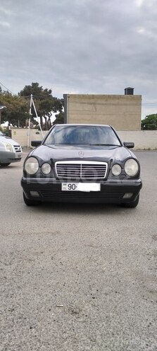 Mercedes E 240-1
