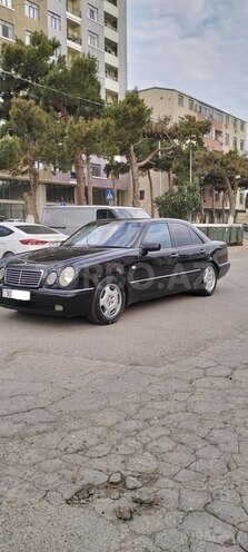 Mercedes E 240-4