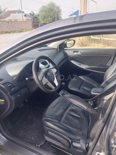 Hyundai Accent-15