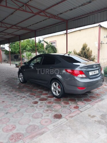 Hyundai Accent-12