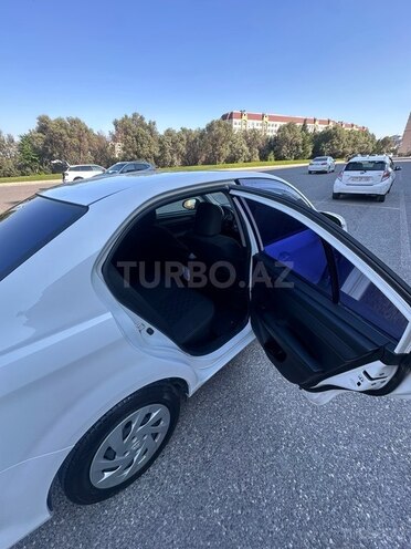 Toyota Corolla Axio-12