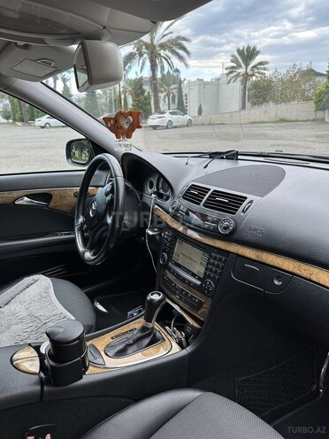 Mercedes E 220-11