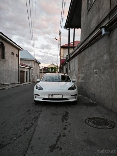 Tesla Model 3-1