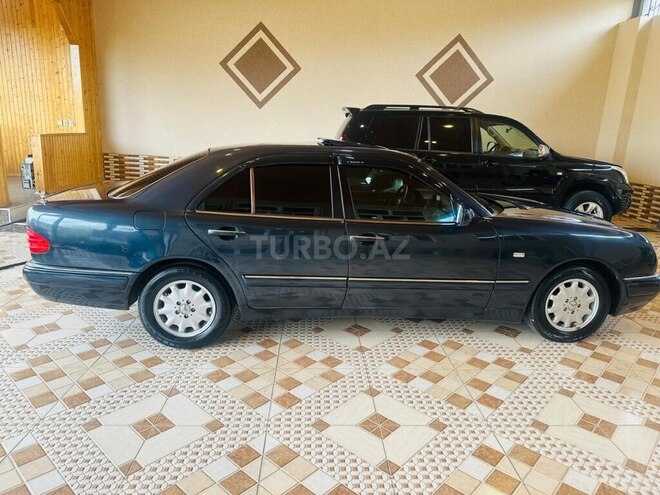 Mercedes E 240-4