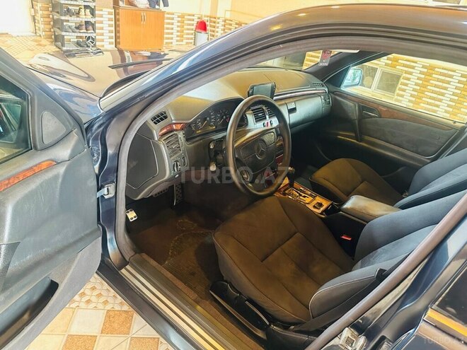 Mercedes E 240-11
