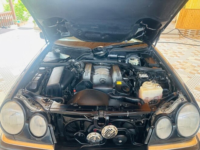 Mercedes E 240-21