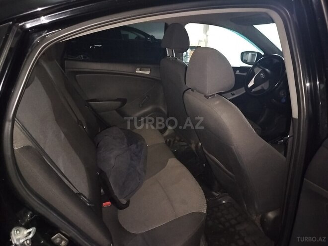 Hyundai Accent-7