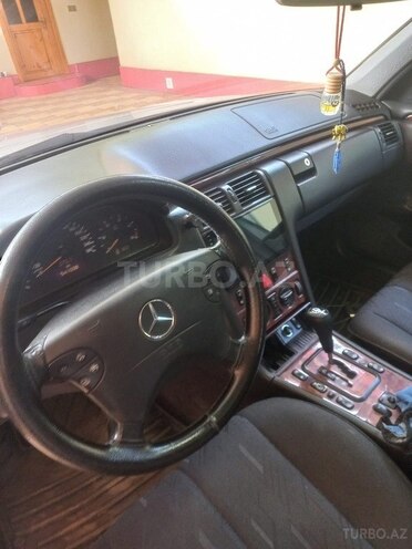 Mercedes E 270-5