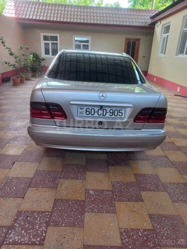 Mercedes E 270-4