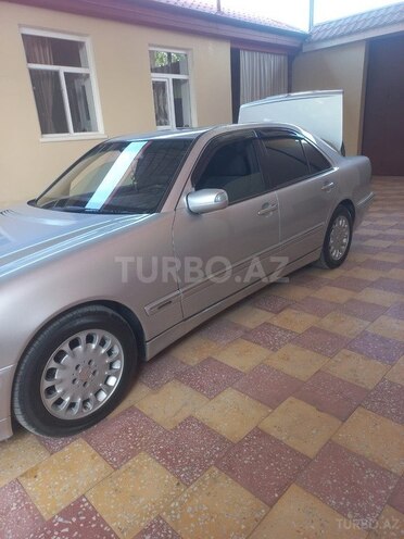 Mercedes E 270-8