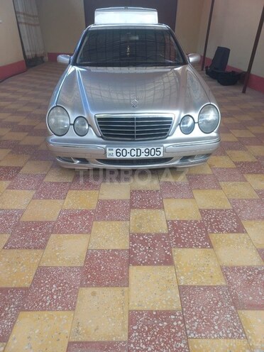 Mercedes E 270-1