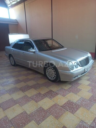 Mercedes E 270-7