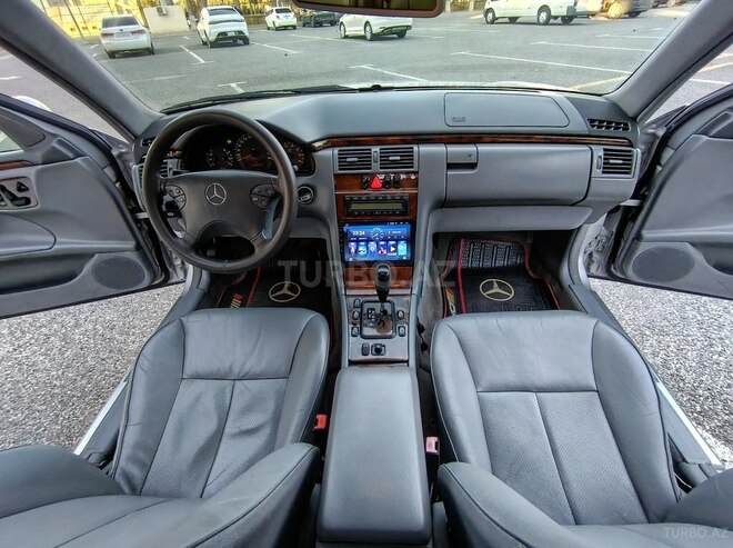 Mercedes E 320-21