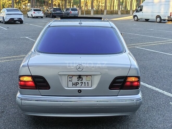Mercedes E 320-11