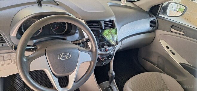 Hyundai Accent-7