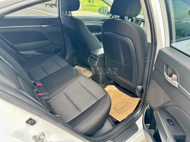 Hyundai Elantra-11