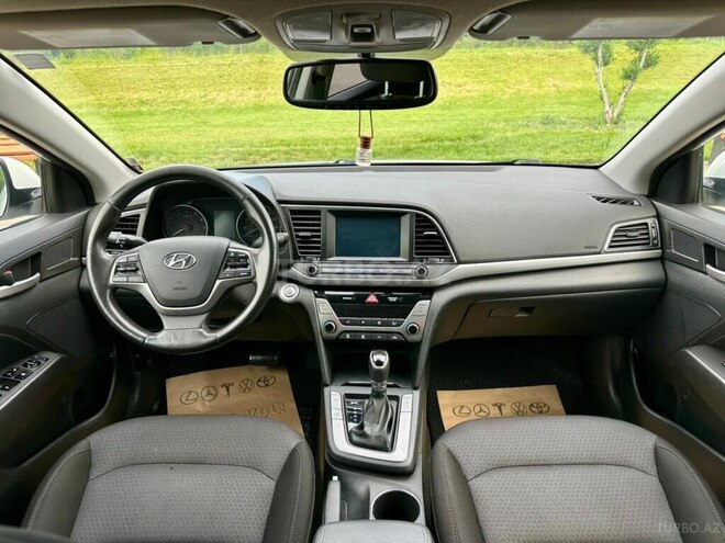Hyundai Elantra-14