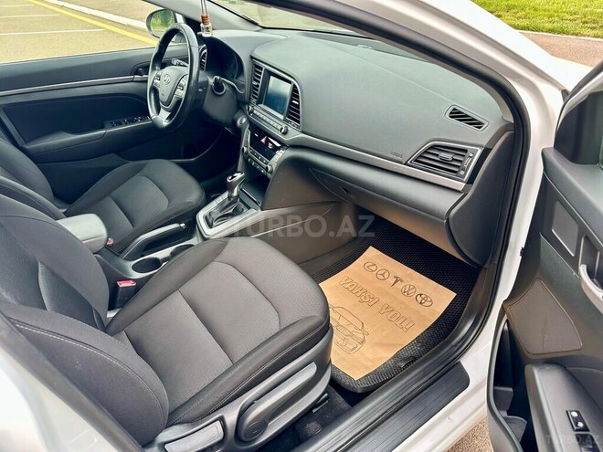 Hyundai Elantra-15