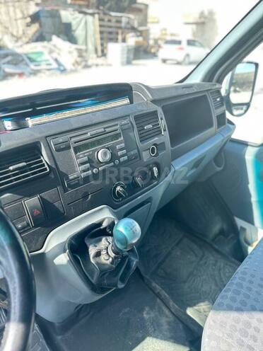 Ford Transit-13