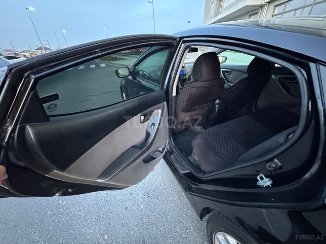 Hyundai Elantra-4