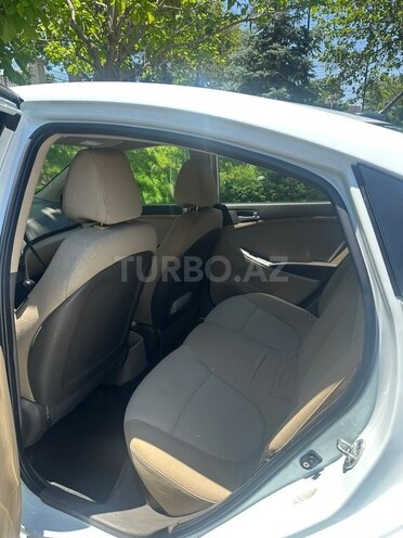 Hyundai Accent-10