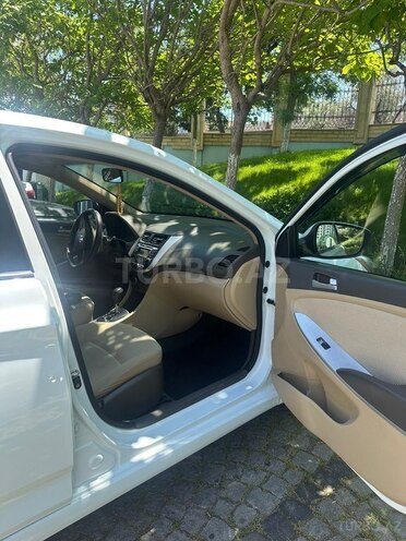 Hyundai Accent-11