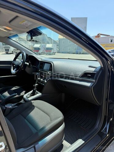 Hyundai Elantra-12