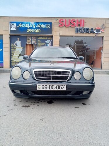 Mercedes E 220-1