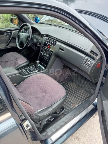 Mercedes E 220-10