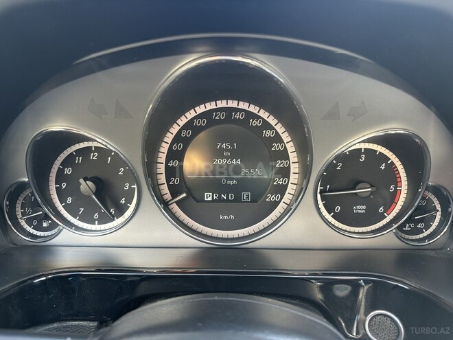 Mercedes E 220-11