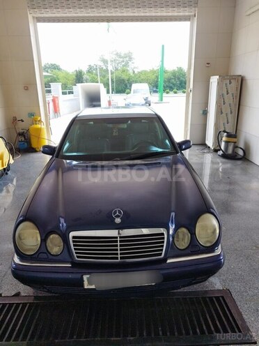 Mercedes E 240-1